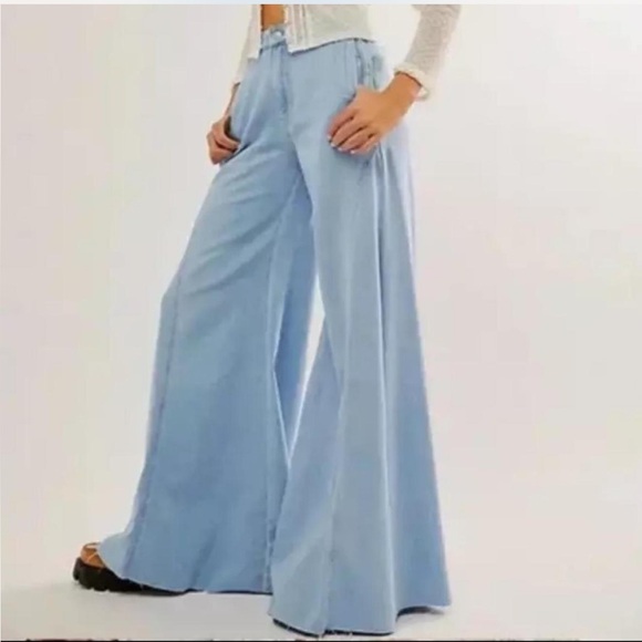 Free People Chase the Sun Extreme Wide Leg Jeans Light Blue Size 26 BNWT - Picture 1 of 5
